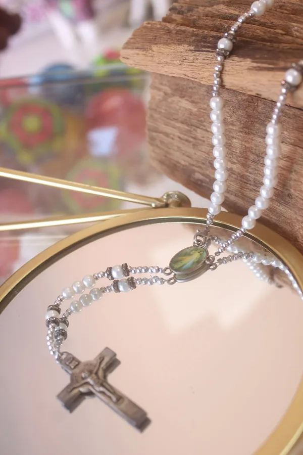 Terço de pérolas com crucifixo