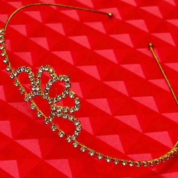 Tiara de arco dourado com flor de strass na lateral