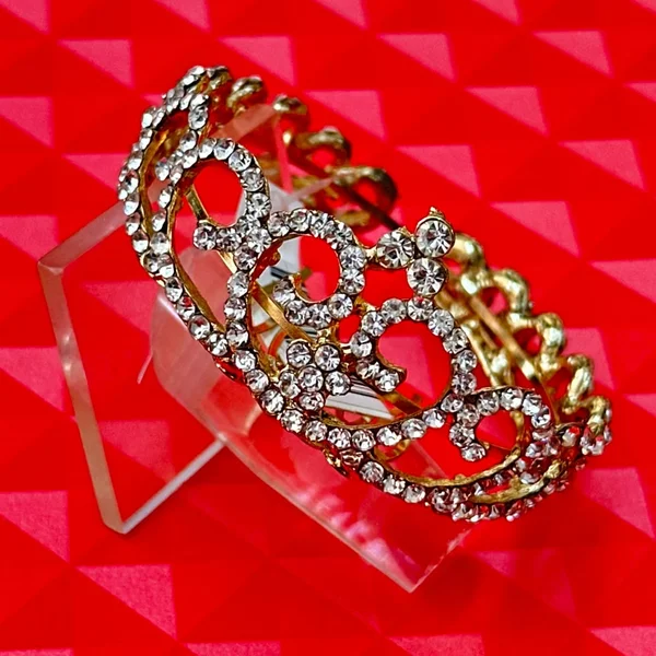 Mini coroa dourada com arabescos de strass