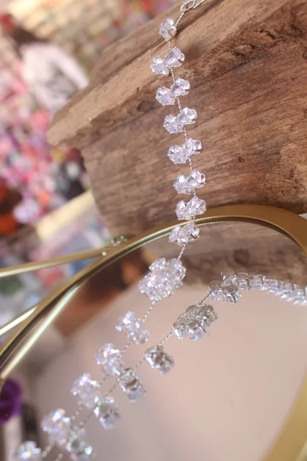 Tiara de strass prateada em cascata