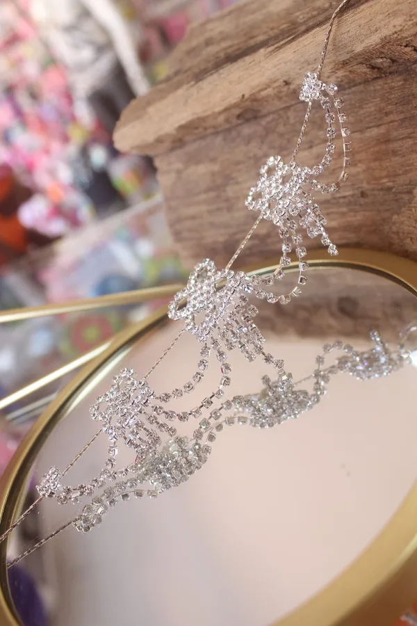 Tiara de strass em cascata