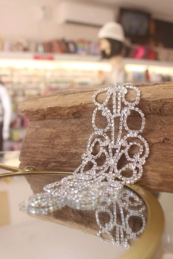Tiara de strass vazada
